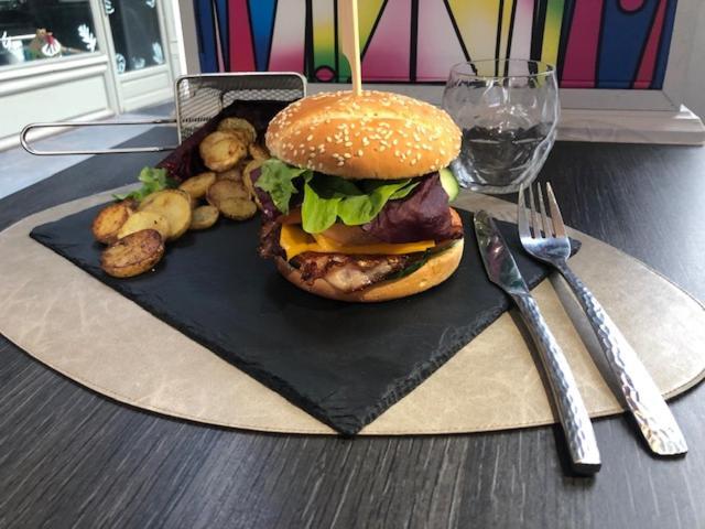 Logis - Hostellerie & Restaurant Du Marche Le Cateau-Cambresis Eksteriør bilde
