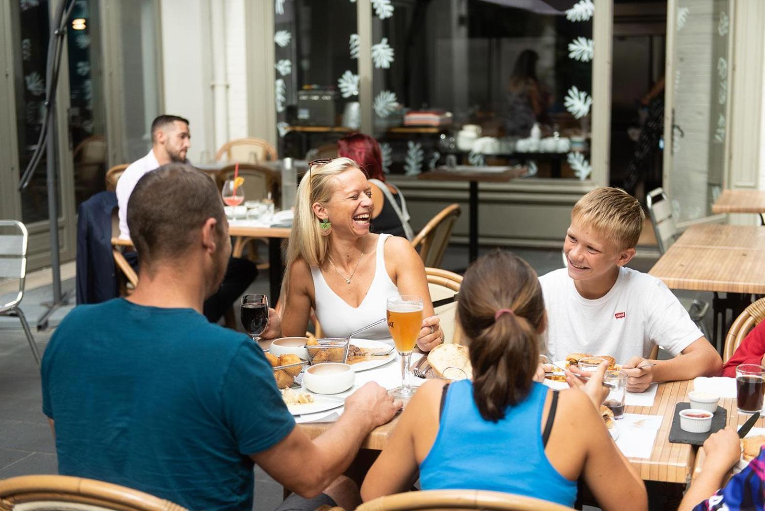 Logis - Hostellerie & Restaurant Du Marche Le Cateau-Cambresis Eksteriør bilde