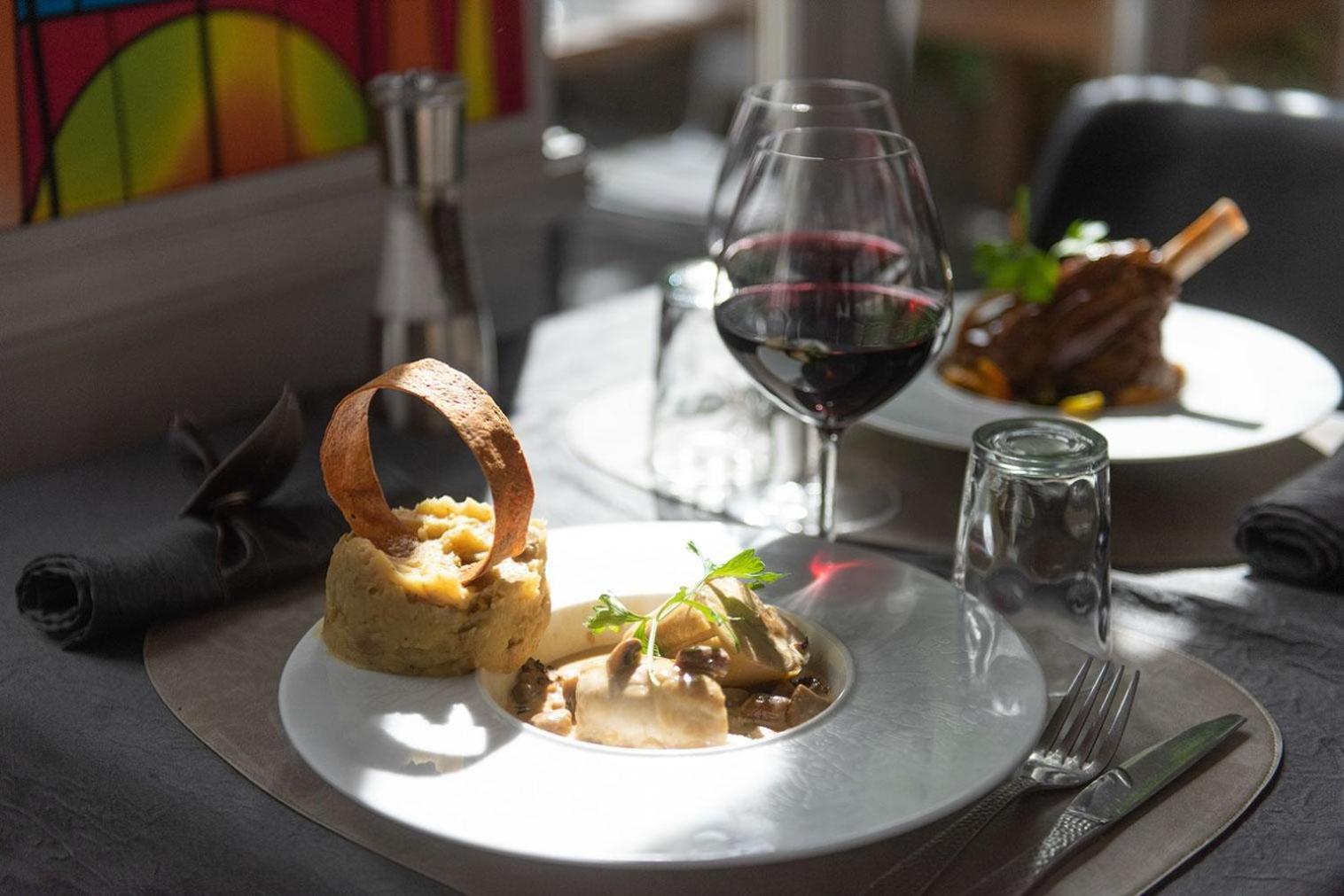 Logis - Hostellerie & Restaurant Du Marche Le Cateau-Cambresis Eksteriør bilde